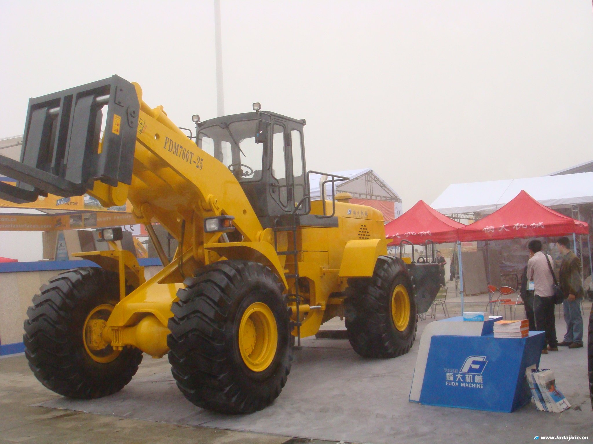 福大25吨叉装车FDM766T-25亮相2011年厦门万搏电子(中国)官方网站
